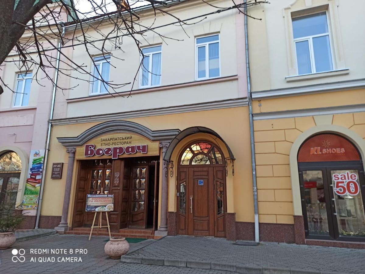 Стильні Апартаменти На Ратушній Площі Mukacheve Exterior photo